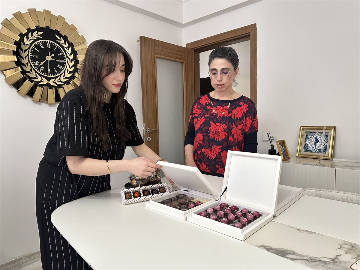 Konya'da İki kadın kursta öğrendikleri butik çikolata üretimini mesleğe dönüştürdü