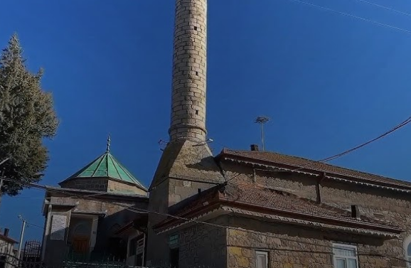 Konya’da tarihi camii: Ahşap işçiliği ve renkli mihrabıyla dikkat çekiyor
