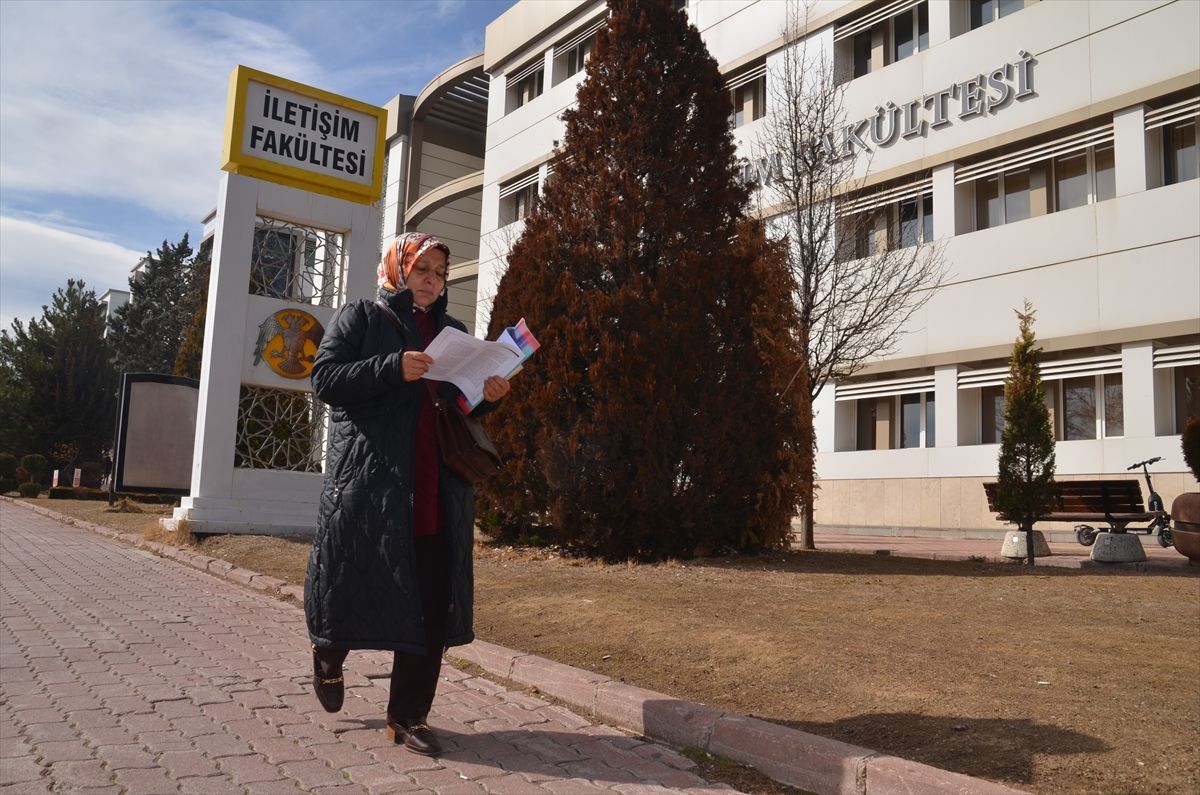 Konya'da Üniversite öğrencisi 58 yaşındaki kadın azmiyle çevresindekilere örnek oluyor