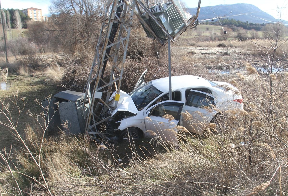 Konya'da yüksek gerilim hattı direğine çarpan otomobildeki 3 kişi yaralandı