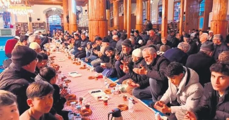 Tarihi camide ‘Medine usulü’ iftar yapıyorlar