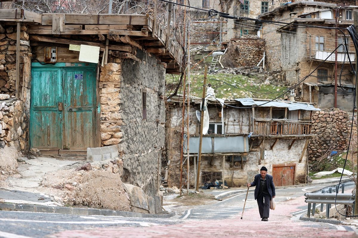 Torosların 7 bin nüfuslu ilçesinde yaşlıların sofrasını belediye ekipleri kuruyor