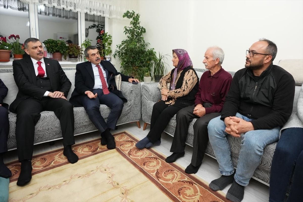 Bakan Tekin ve Bakan Çiftçi, cinayete kurban giden Fatma Nur öğretmenin ailesine taziyede bulundu