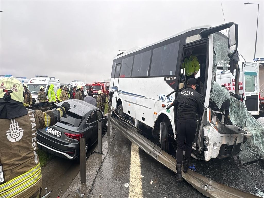 Başakşehir'de polis servisi kaza yaptı: 1 şehit, 16 polis yaralı!