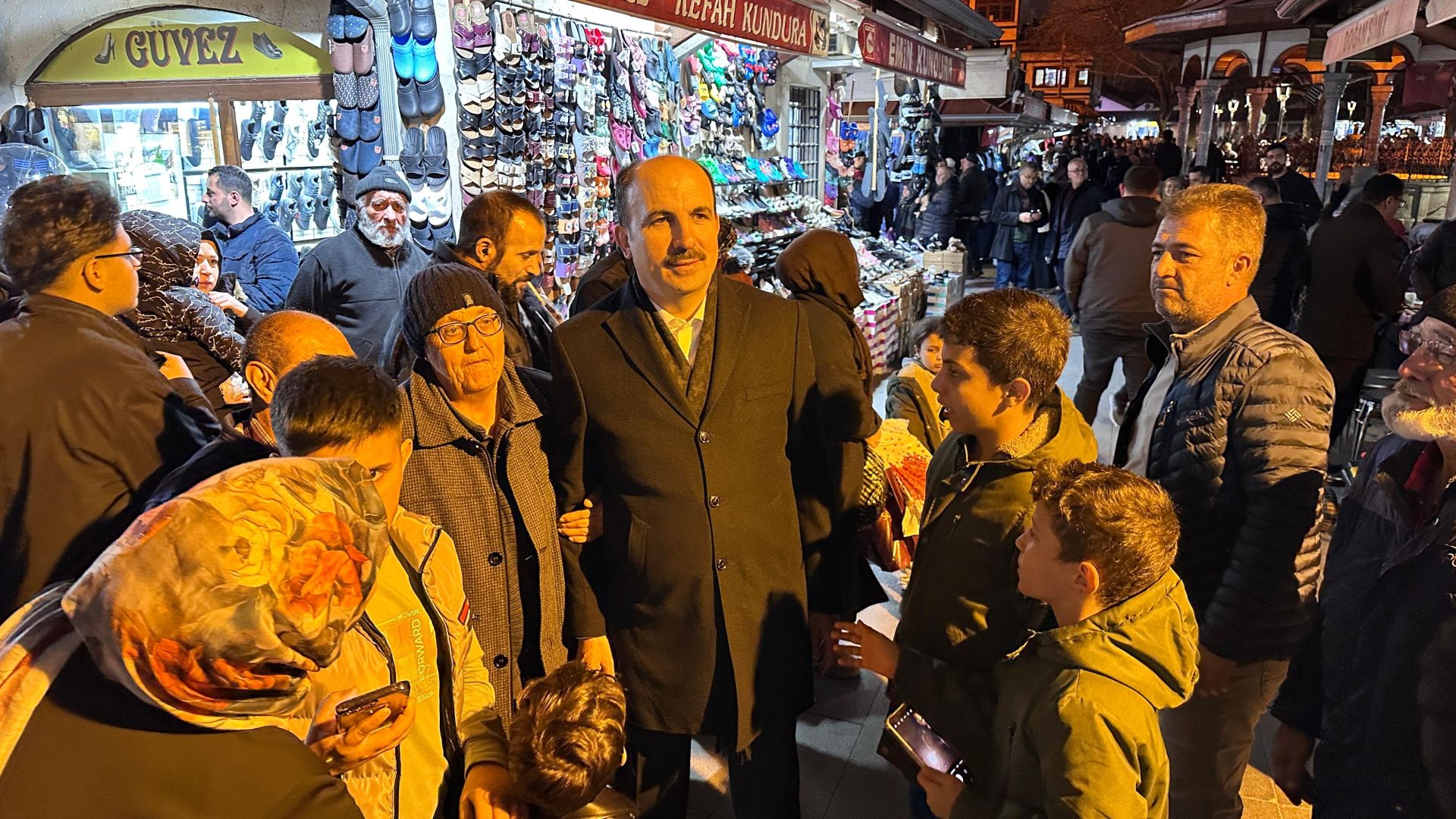 Başkan Altay Ramazanın Son Teravih Namazı Sonrası Esnafla ve Vatandaşla Buluştu