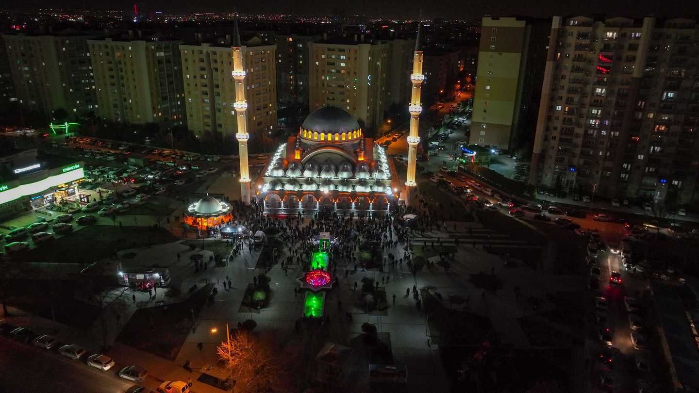 Başkan Pekyatırmacı Kadir Gecesi’nde Vatandaşlarla Selçuklu Merkez Camii’nde Buluştu