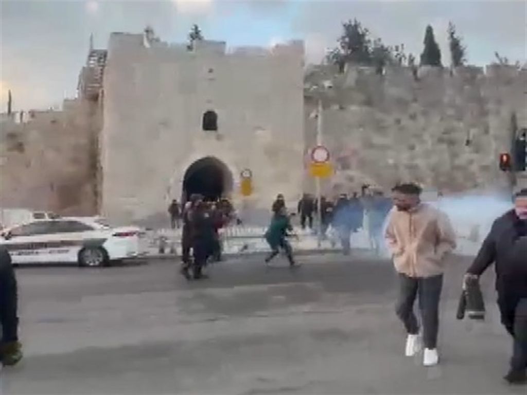 İsrail polisinden namaz kılmak için toplanan Filistinlilere müdahale