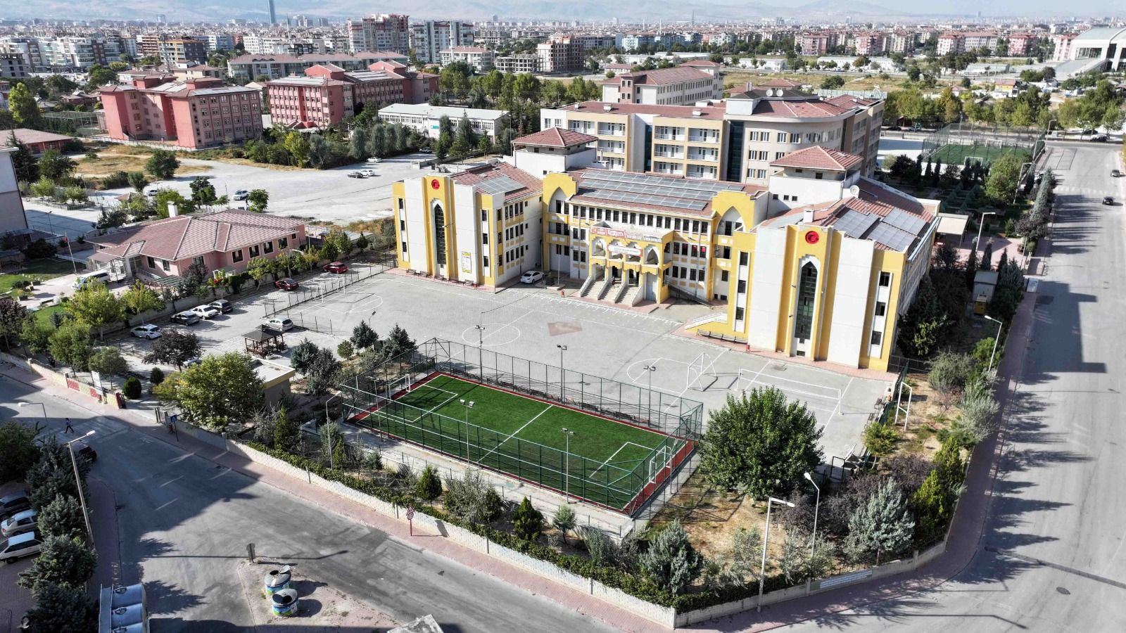Karatay’da 8 okula FIFA standardında yeni halı saha