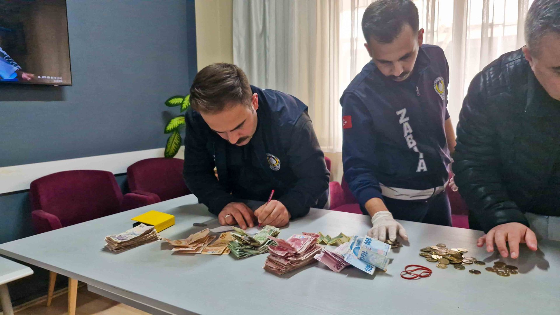 Konya'da dilencilere nokta operasyon: Üzerlerinde çıkan paralar şoke etti!