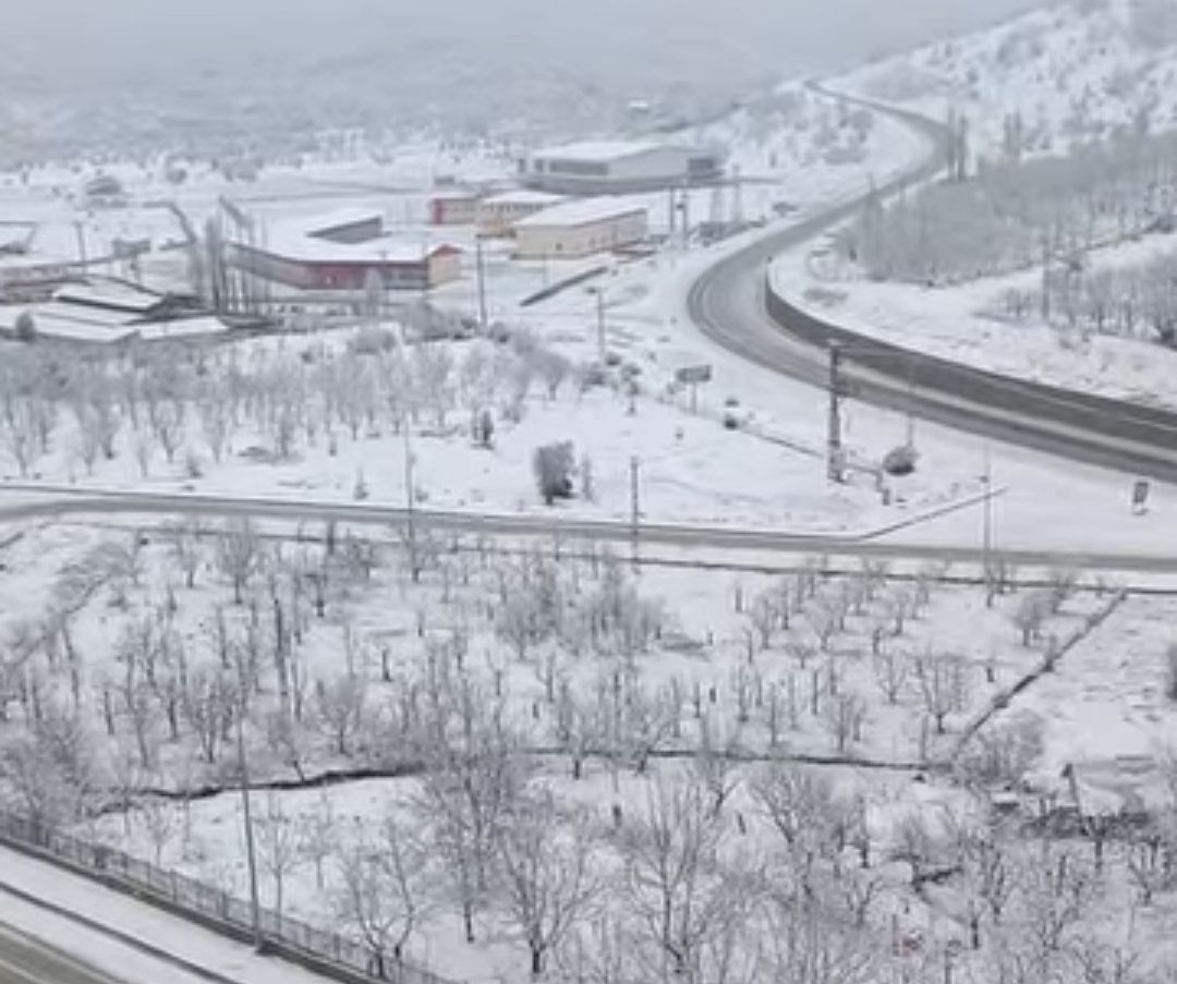 Konya'da havalar soğudu: Lapa lapa kar yağdı! 