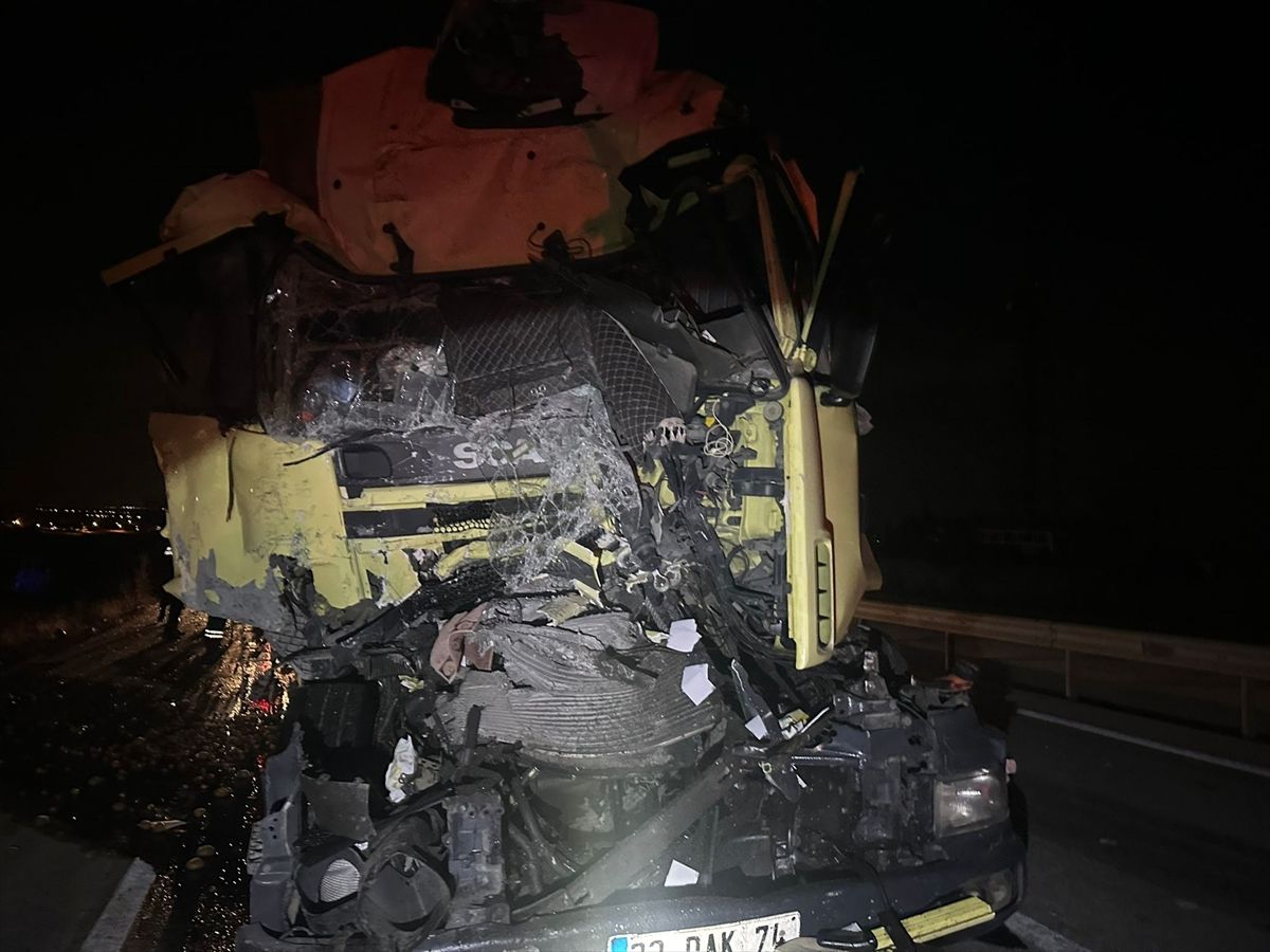 Konya'da iki tırın çarpıştığı kazada 1 kişi yaralandı