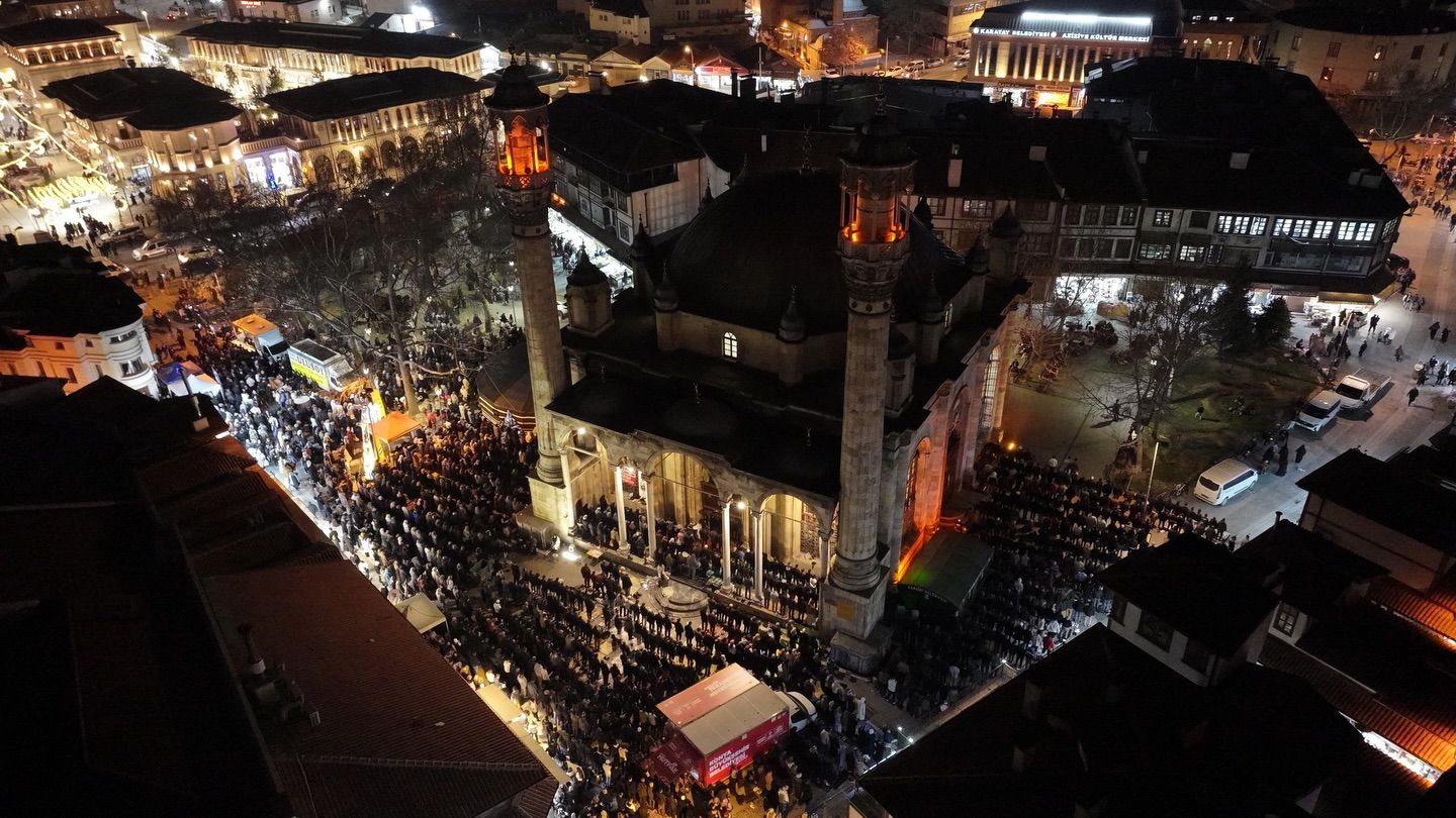 Konya'da Kadir Gecesi dualarla idrak edildi