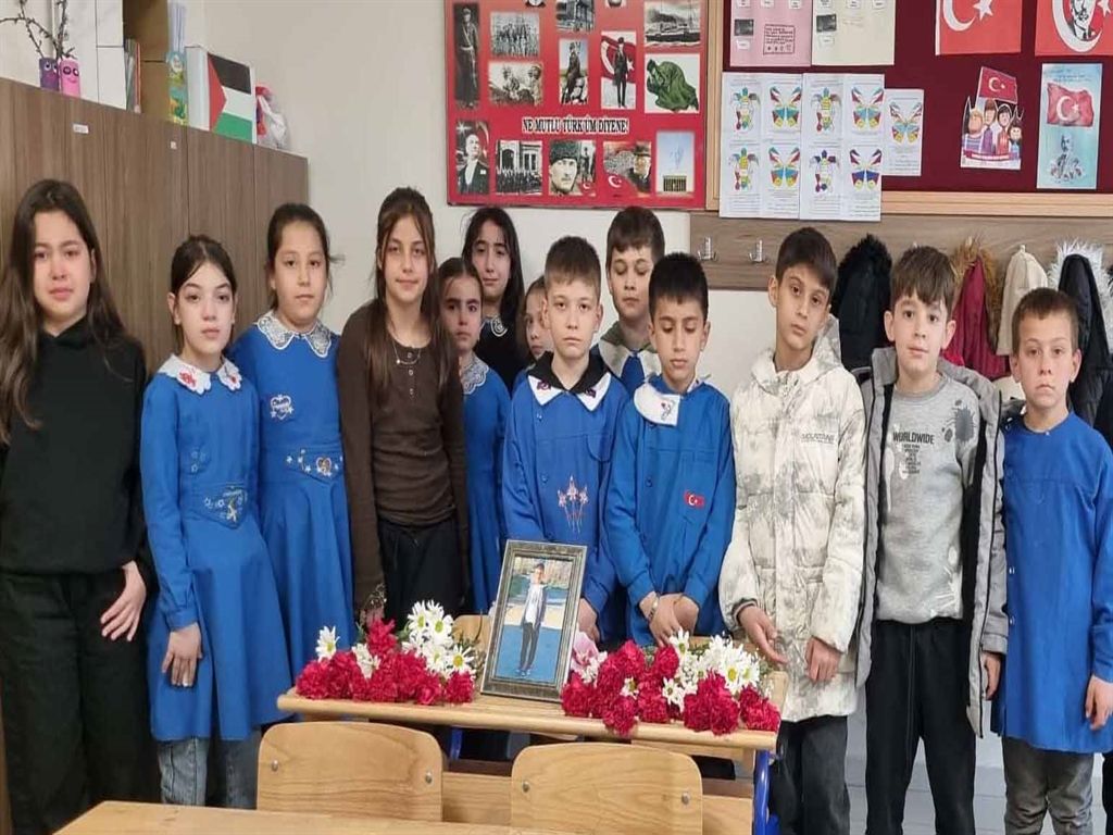Konya'da Kazada ölen Bülent Umut'u arkadaşları, sırasına çiçek bırakıp andı