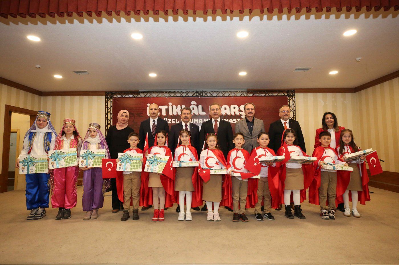 Meram’da miniklerden gurur dolu İstiklal Marşı performansı