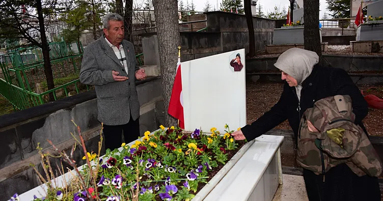 Şehit annesi Huriye Yiğit kızından ayrı 10. bayramını yine şehitlikte karşıladı
