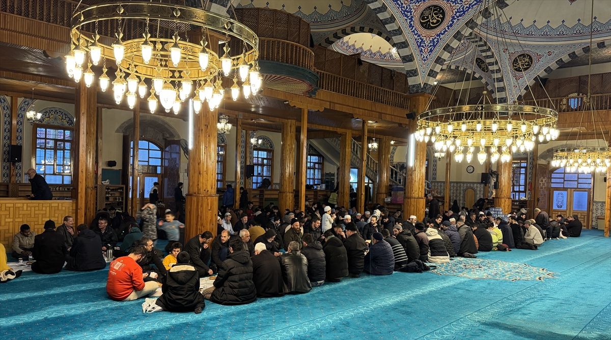 Tarihi camide yıllardır "Ümmet İftarı" aynı sofrada buluşturuyor