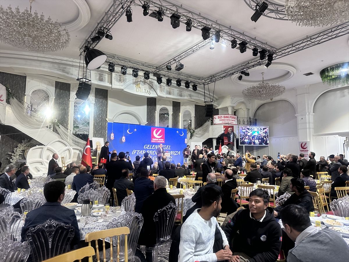 Yeniden Refah Partisi Genel Başkanı Erbakan, Konya'da iftar programına katıldı