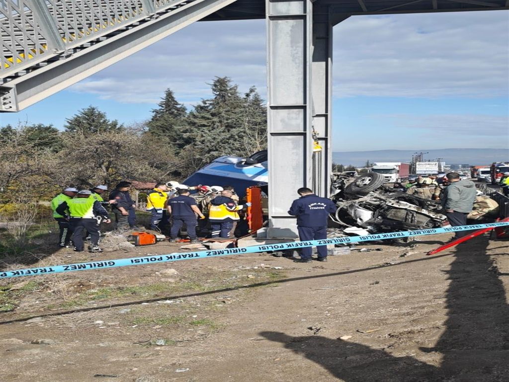 Ankara'da özel halk otobüsü, üst geçidin ayağına çarptı: 4 ölü, 13 yaralı