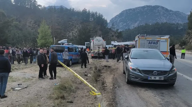 Antalya-Isparta kara yolunda feci kaza: 7 kişi hayatını kaybetti
