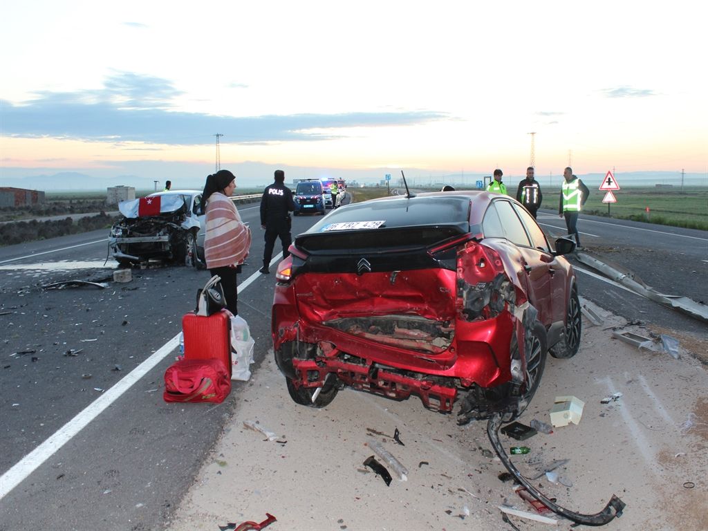 Konya - Aksaray yolunda feci kaza: Kazayı görüp yardım etmek için duranların otomobiline başka araç çarptı: 1 ölü, 5 yaralı