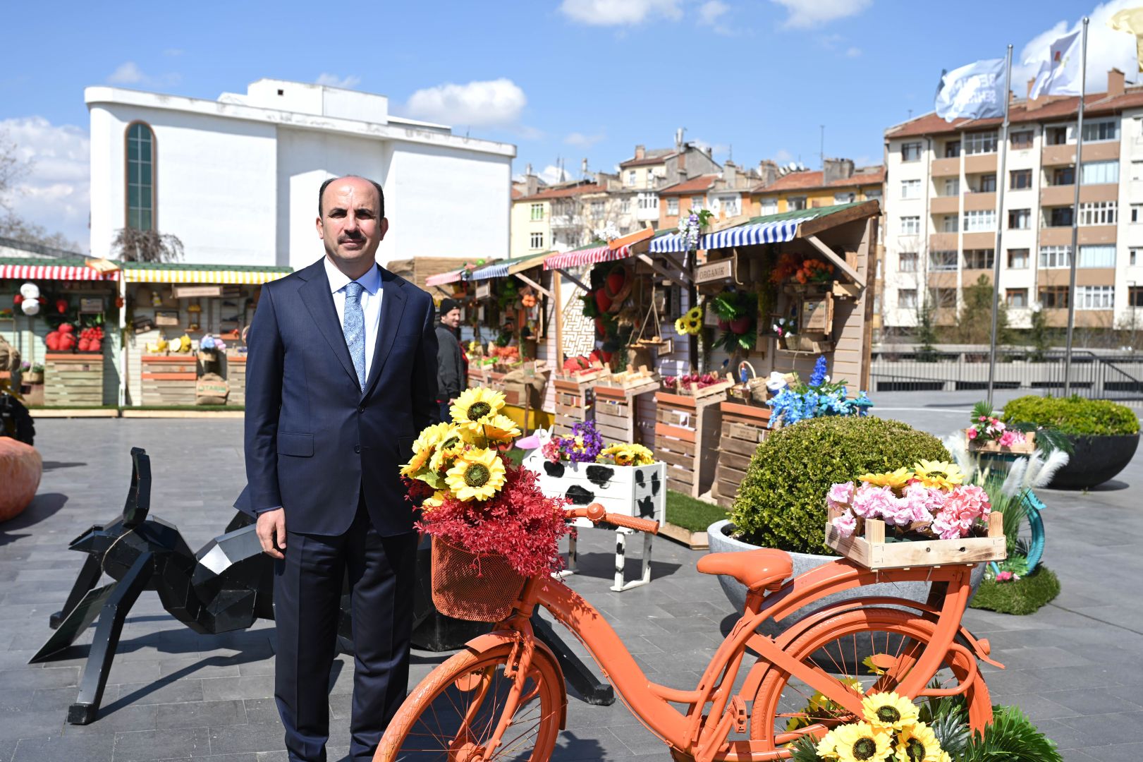 Konya Büyükşehir Belediyesi, Tarım Haftası’na özel şehrin dört bir yanını tematik stantlarla donattı