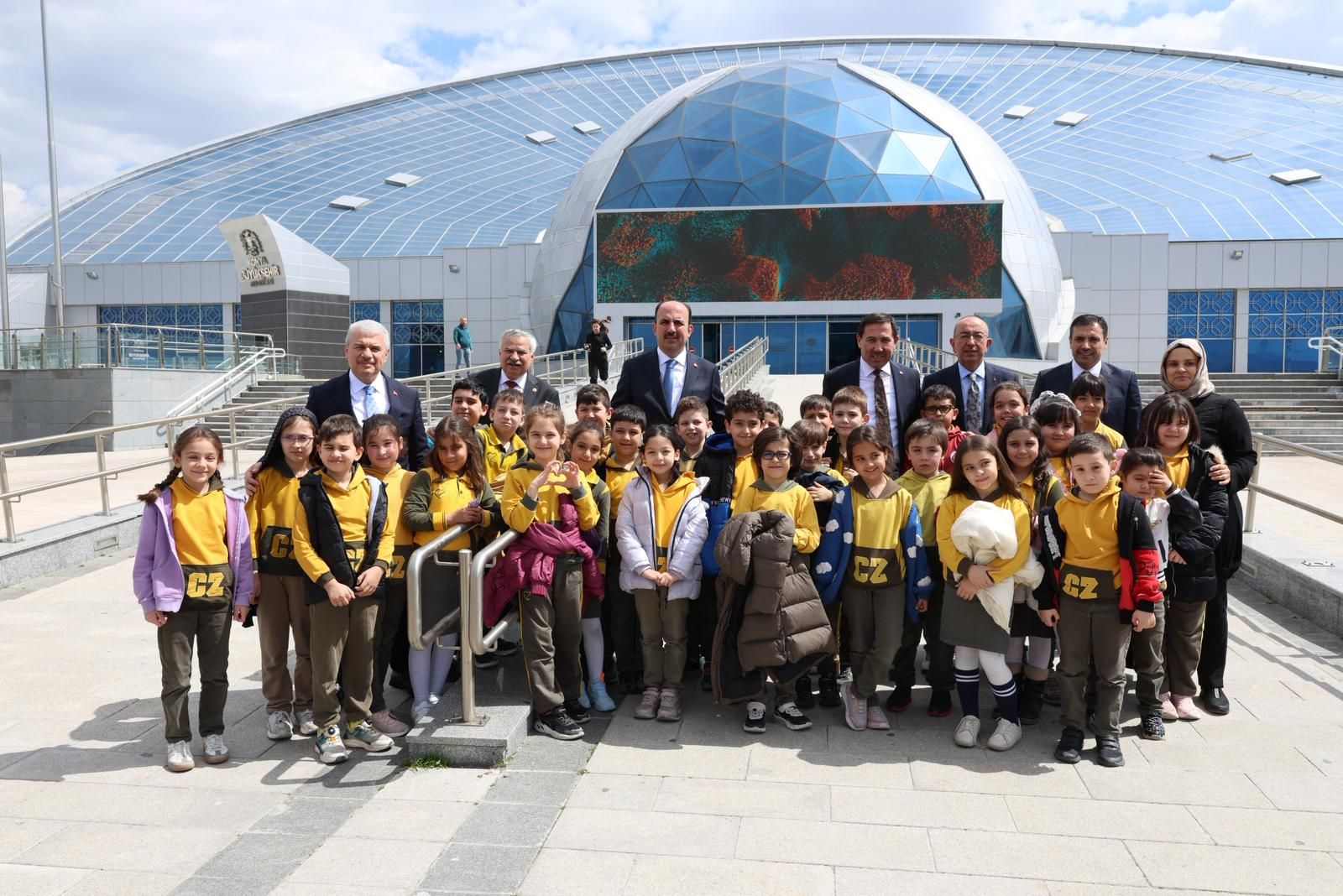 Konya protokolü Bilim Merkezi'nde öğrencilerle buluştu