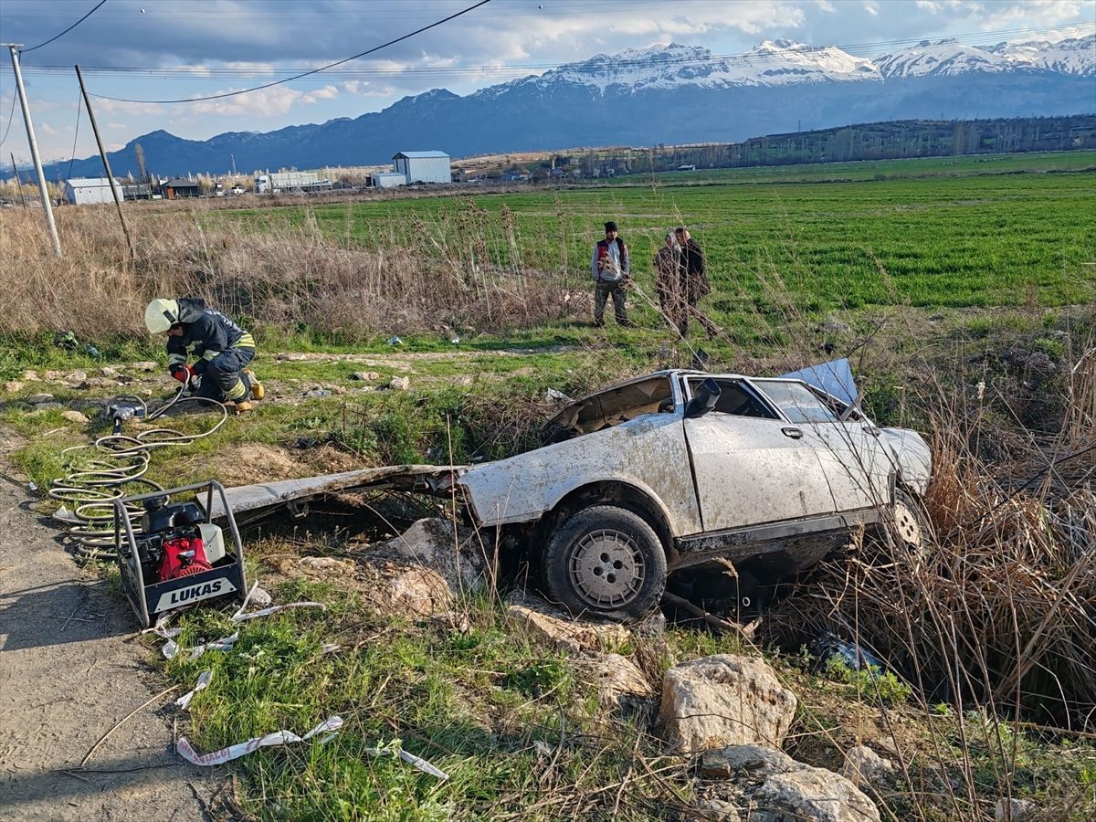 Konya'da Otomobil şarampole yuvarlandı: Kardeşlerden 1'i öldü, 1'i yaralandı