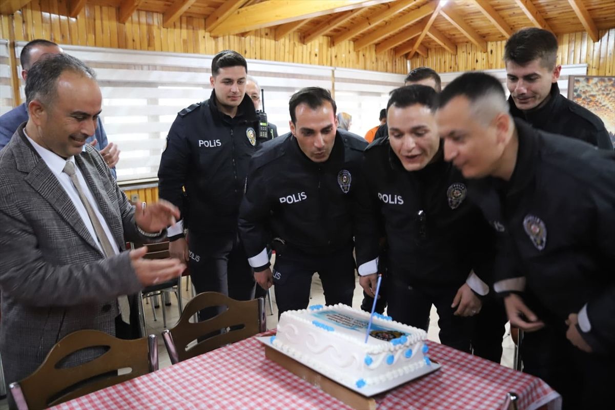 Konya'da kavga ihbarına giden polis ekiplerine çocuklardan sürpriz kutlama