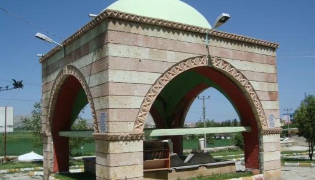Konya’da sır perdesi aralanamayan türbe: İçindeki mezarlar kime ait?