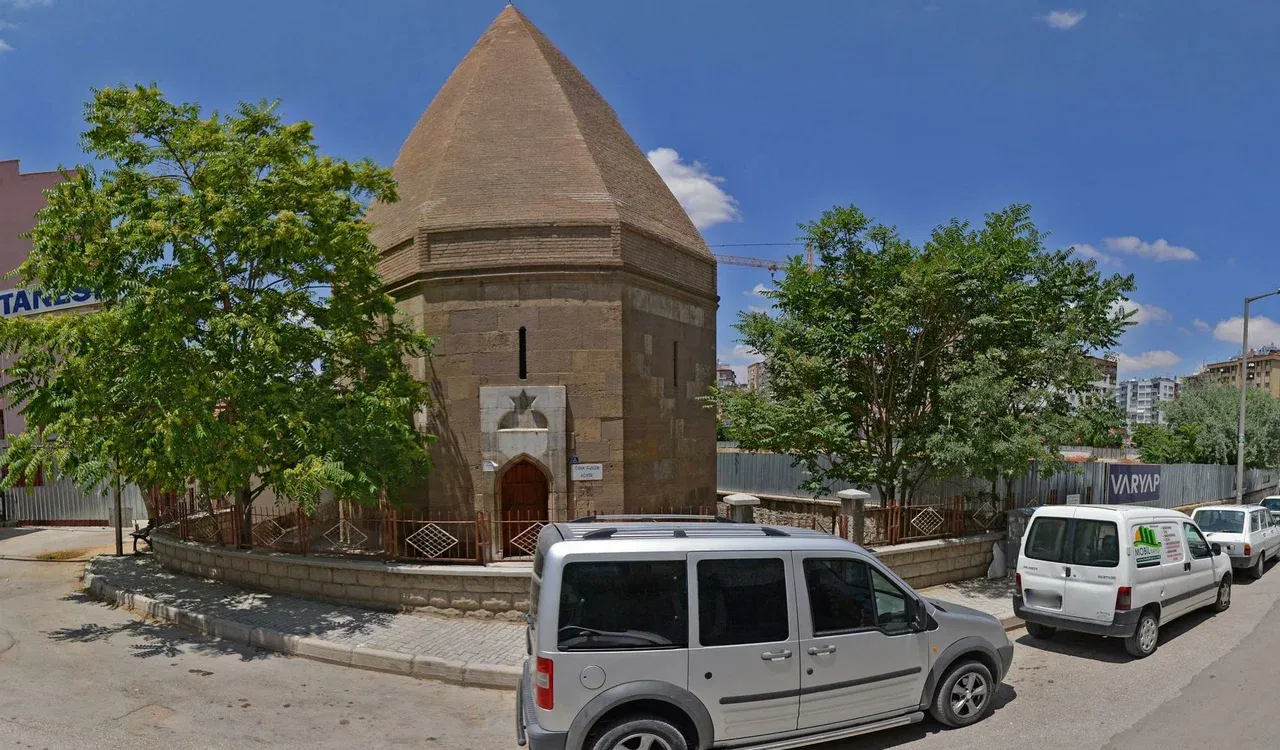 Konya’da gören dönüp bir daha bakıyor: Hastane bahçesinde bulunuyor ama çoğu kişi fark etmedi