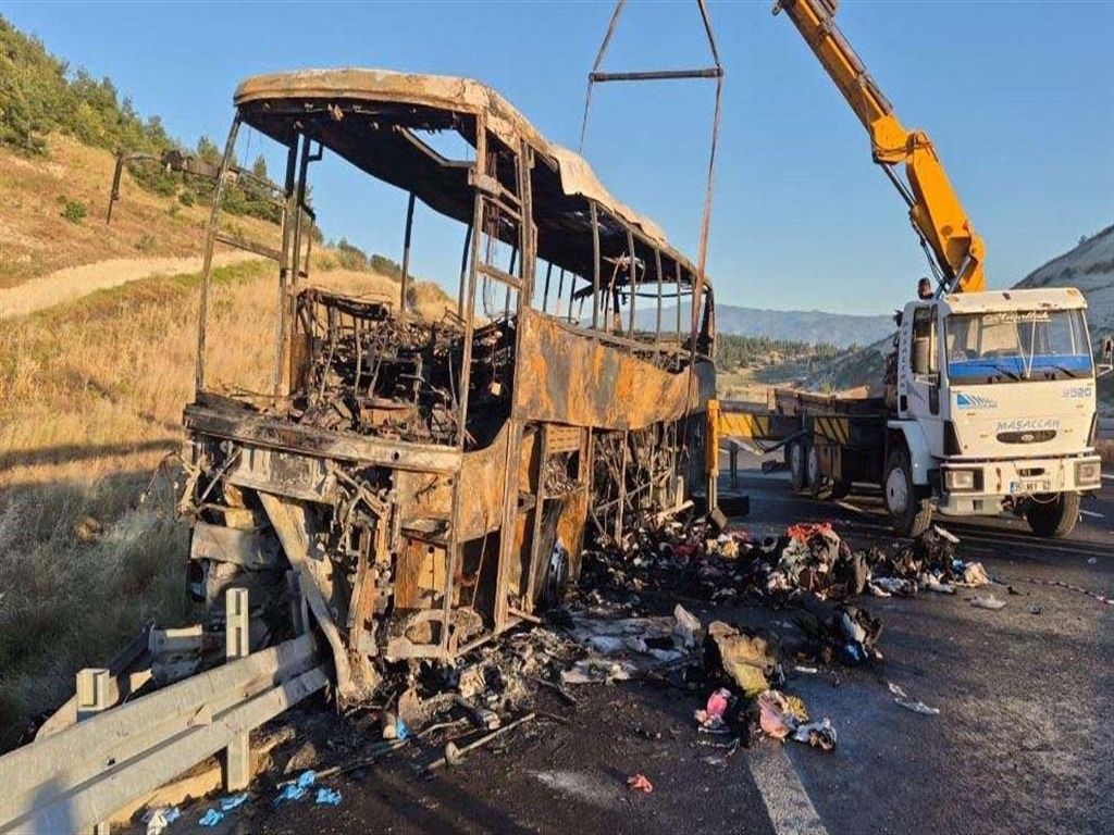 Denizli'de bariyerlere çarpan yolcu otobüsü yandı: 1'i bebek 8 ölü, 33 yaralı