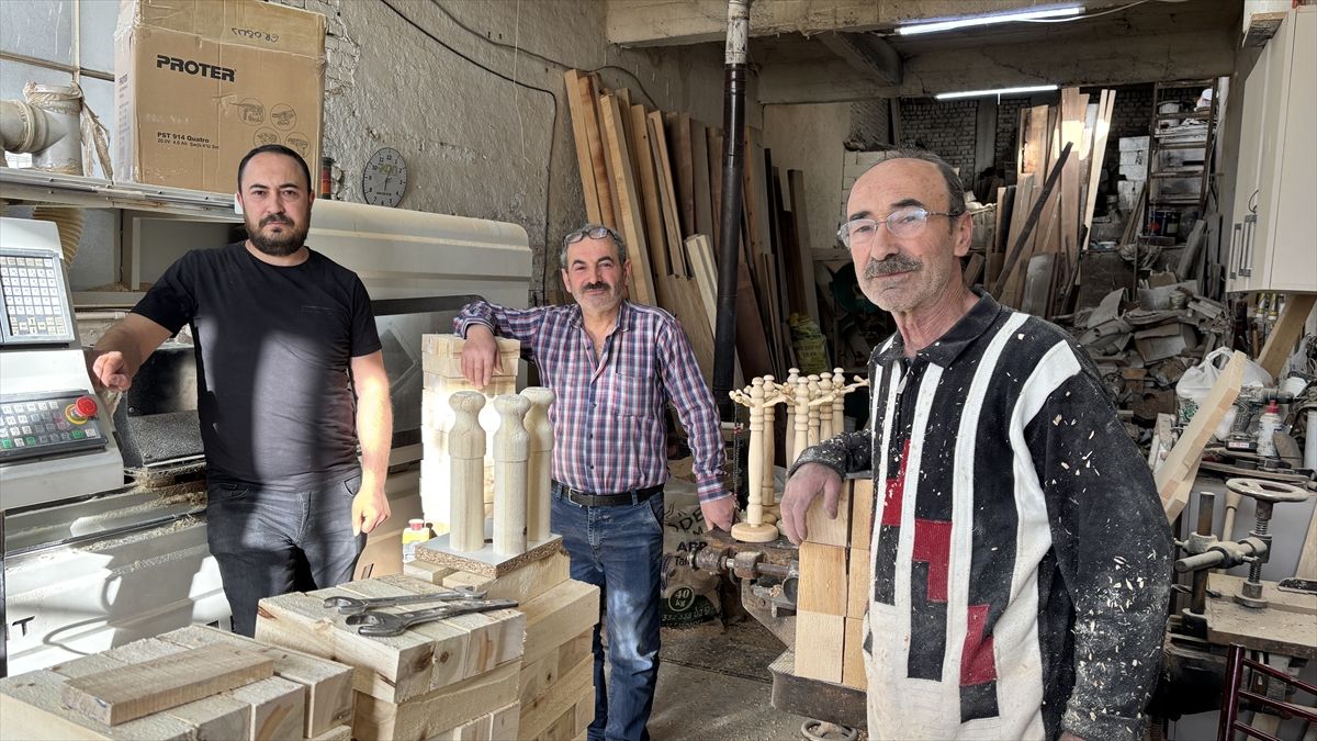 Dede mesleği marangozluğu babası ve amcasıyla sürdürüyor