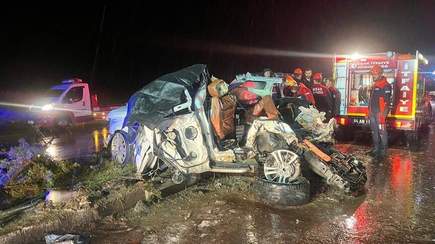 Uşak'ta zincirleme trafik kazasında  4 kişi yaşamını yitirdi, 17 kişi yaralandı