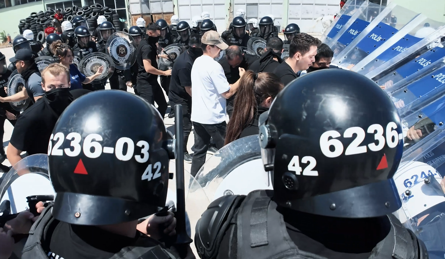 Konya'da göstericilerden polise saldırı: Çevik kuvvet harekete geçti!