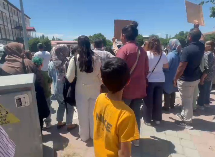Sınava günü adalet arayışı: “Berat mezarda, katiller aramızda” sloganlarıyla tepki