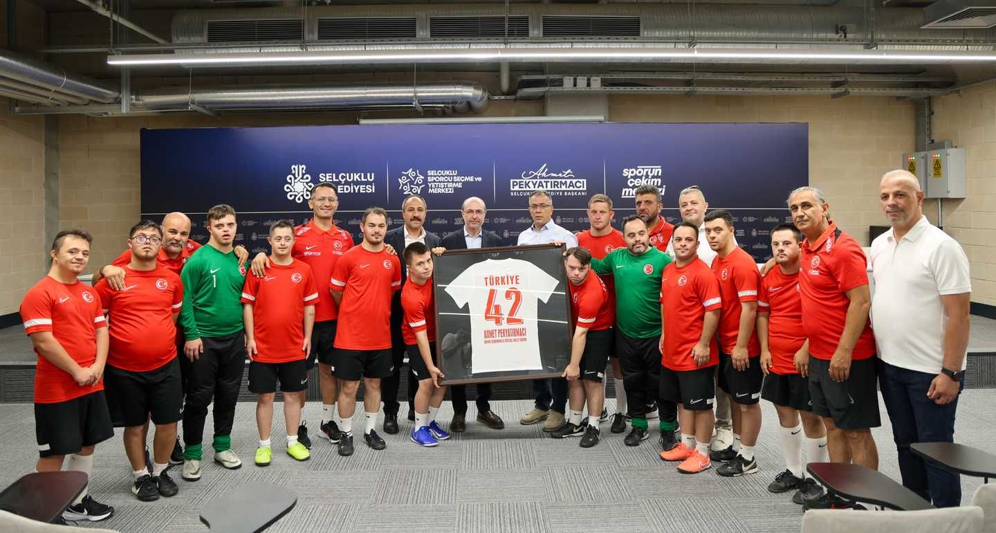 Başkan Pekyatırmacı Down Sendromlu Futsal Milli Takımı ile Bir Araya Geldi