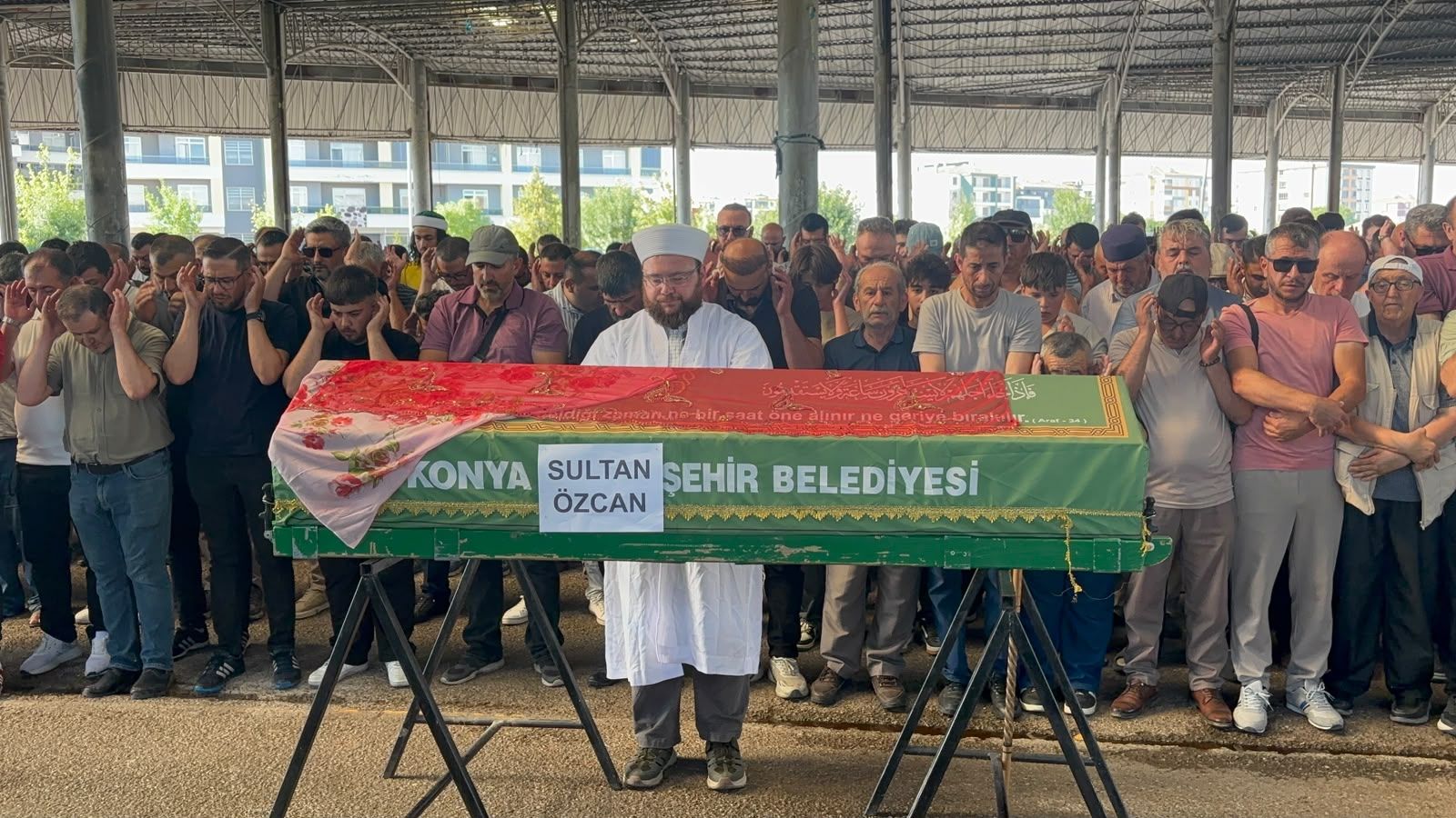 Konya Bir Rengini Kaybetti: Kırmızılı Kadın, Şehrin Asırlık Mezarlığına Emanet