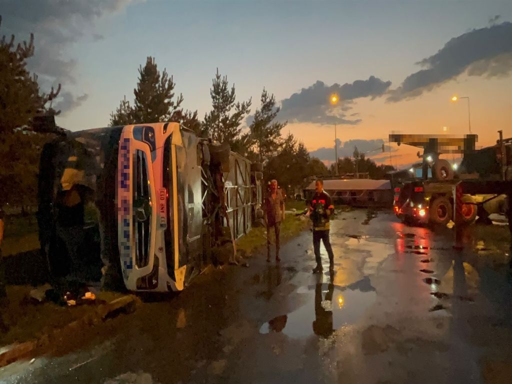 Kayseri'de faciadan dönüldü! Yolcu otobüsü ile akaryakıt tankeri çarpıştı: 2’si ağır 35 yaralı
