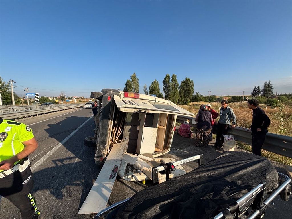 Konya'da Tarım işçilerini taşıyan minibüs devrildi: 2'si ağır 14 yaralı