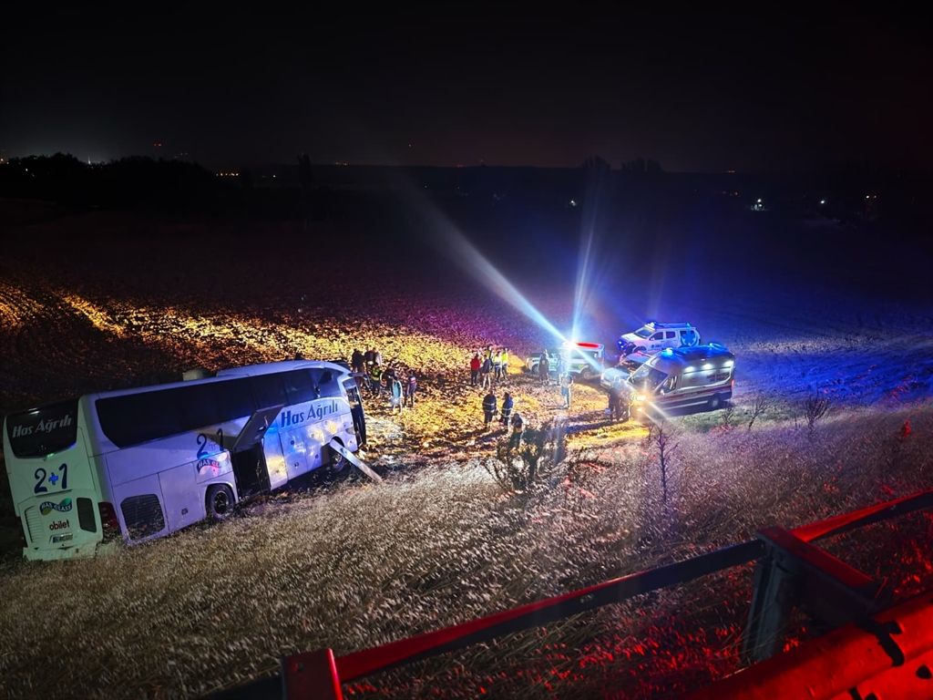 Amasya’da yolcu otobüsü şarampole uçtu: 2'si ağır 24 yaralı