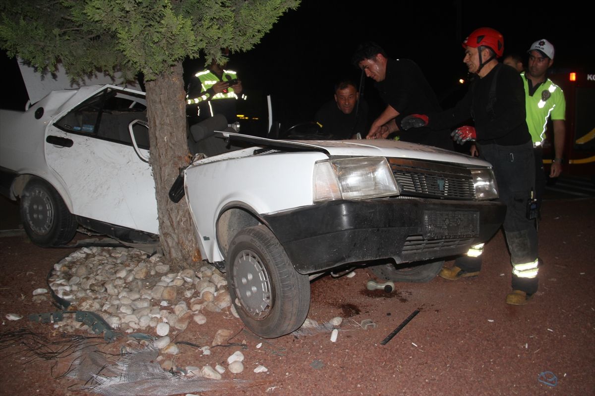 Konya'da otomobilin refüjdeki ağaca çarpması sonucu 1'i ağır 2 kişi yaralandı