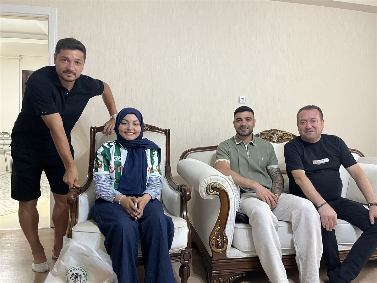 Konyasporlu futbolcular, omurilik kanseri tedavisi gören taraftarları Sude'yi ziyaret etti