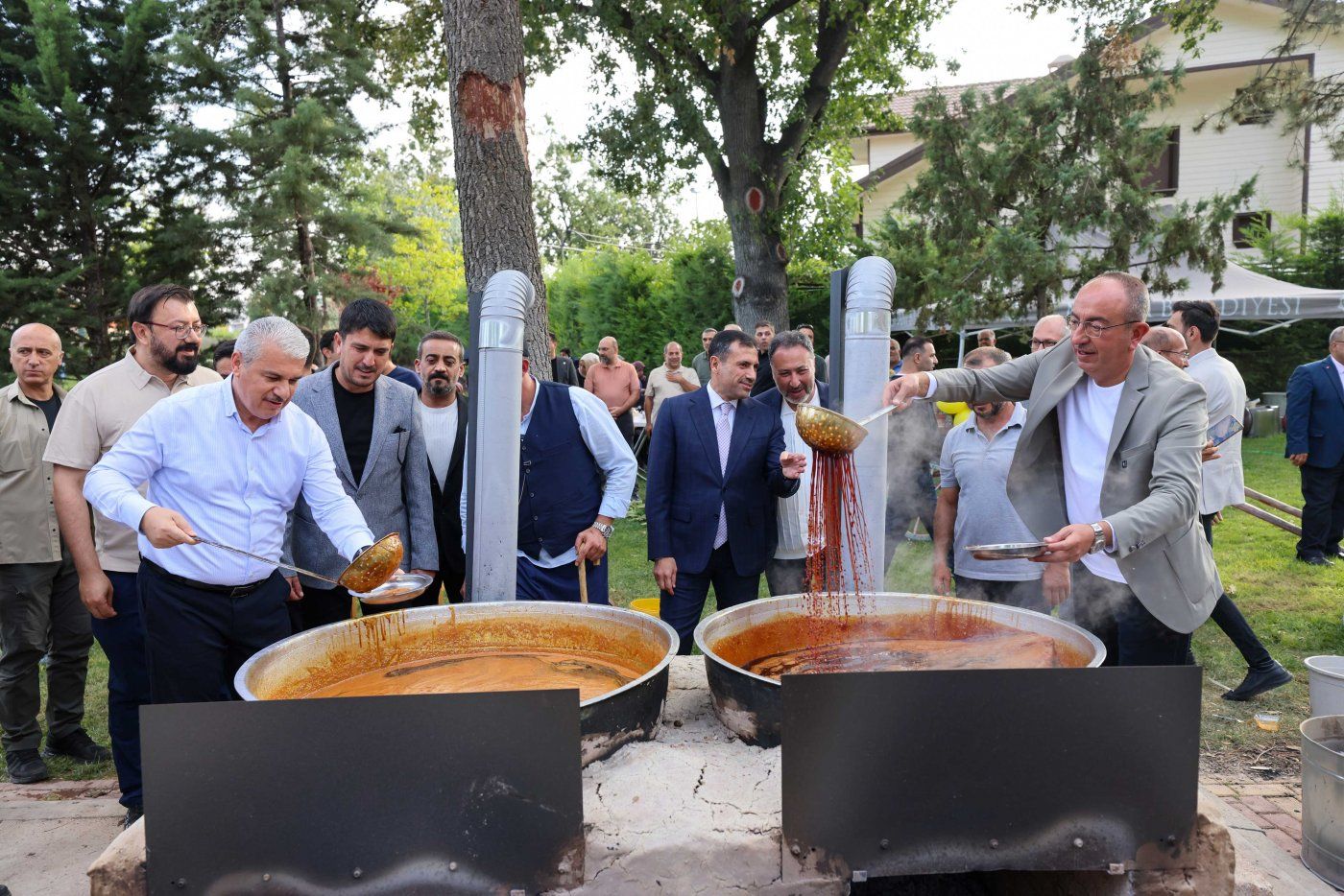 Meram’da üzümler toplandı, bereket kazanları kaynadı